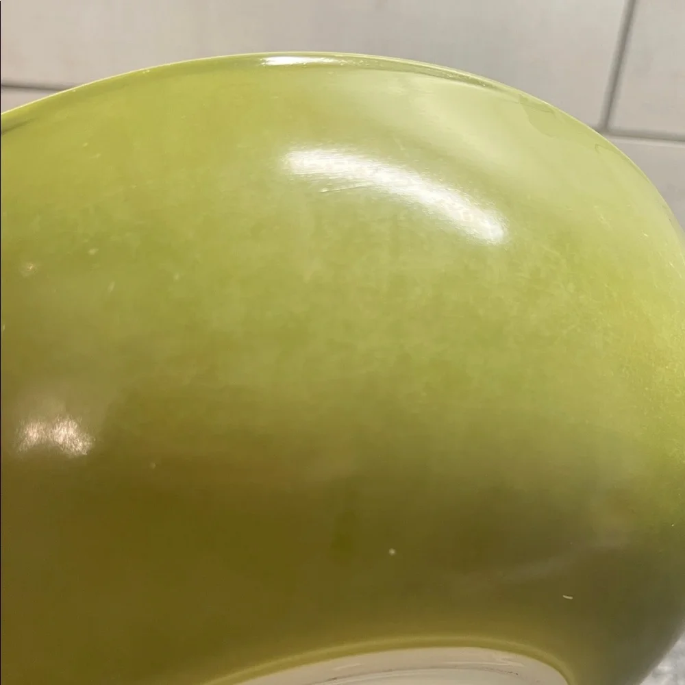 Vintage green Pyrex #024 mixing bowl with handles.  No chips or cracks. 2qt